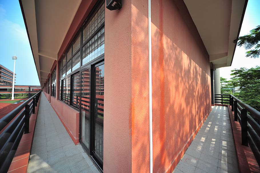 campus, arquitectura, perspectiva, classe, edifici, estructura construïda, exterior de l'edifici, sendera, dia, barana, el camí a seguir, cap gent, direcció, llum solar, naturalesa, perspectiva decreixent, a l'aire lliure, funció de construcció de parets, ciutat, vorera, color taronja, finestra, cel, carreró, llarg, 4K