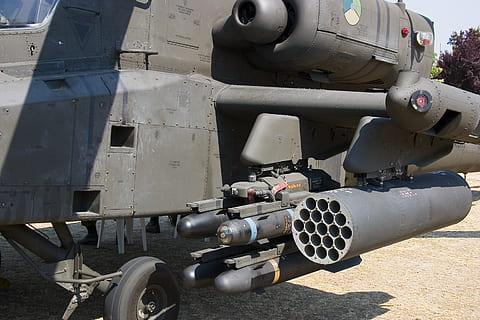 apache, helikopter, fighter, dag, transportmidler, transportform, militær, ingen mennesker, sollys, våben, udendørs, metal, konflikt, bevæbnede styrker, kampene, krig, kanon, natur, tank, Mark, historie, jord, pansrede tank, regering, hjul, 2K, CC0, offentligt domæne, royaltyfrie