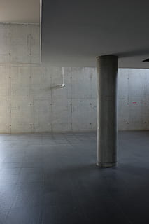 kælder, tomt rum, værelse, enkel, tom, bygning, hvid, etage, arkitektur, arkitektoniske kolonne, bygget struktur, indendørs, parkeringsplads, murbygningsfunktion, ingen mennesker, gulve, fravær, dag, beton, undergrundsbane, grå, offentlig transport, loft, parkeringsgarage, transportmidler, 1080P, CC0, offentligt domæne, royaltyfrie