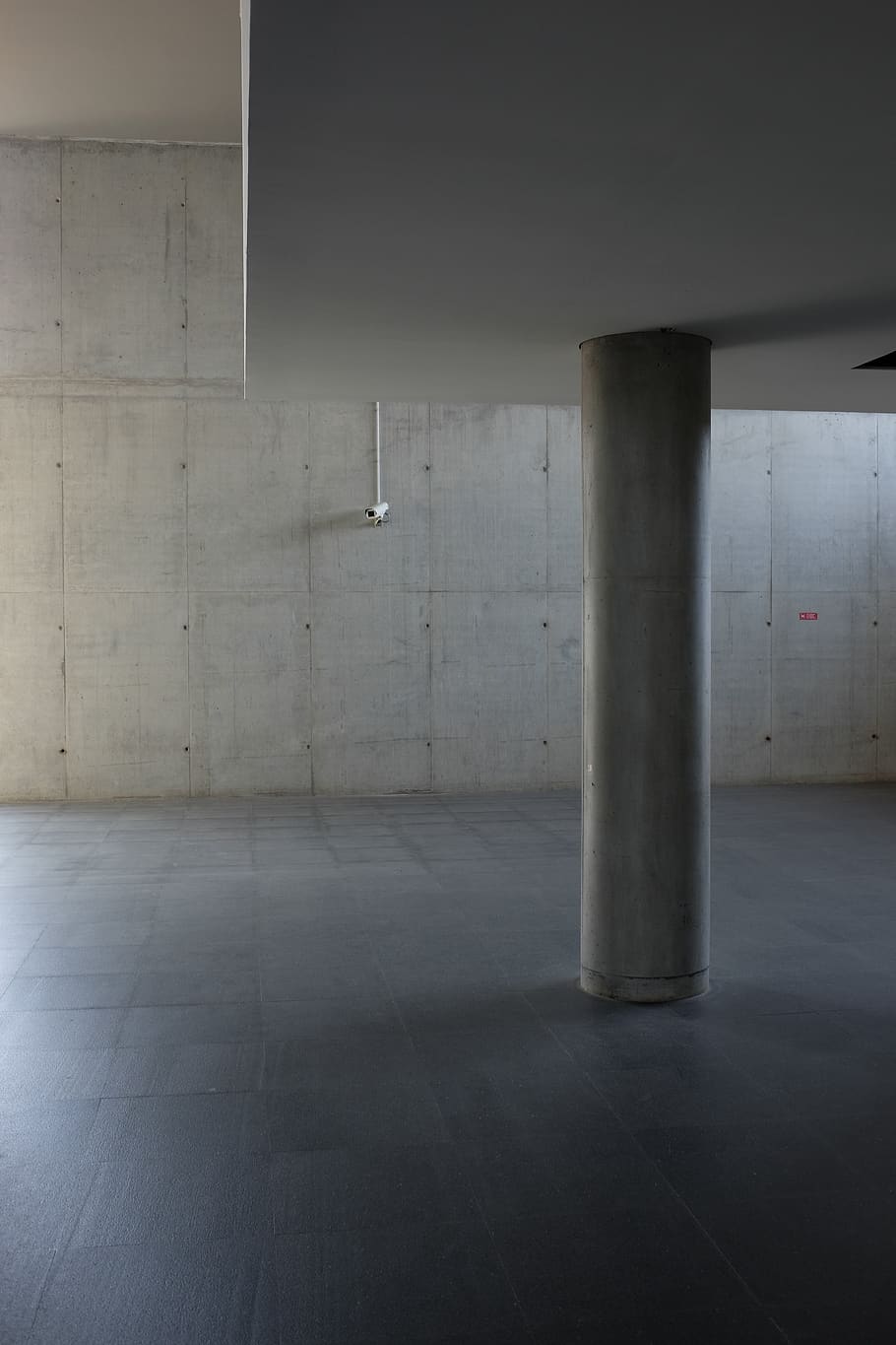 seminterrato, stanza vuota, camera, semplice, vuoto, costruzione, bianca, pavimento, architettura, colonna architettonica, struttura costruita, in casa, posteggio, caratteristica della parete, nessuno, pavimentazione, assenza, giorno, calcestruzzo, metropolitana, grigio, trasporto pubblico, soffitto, Garage per il parcheggio, mezzi di trasporto, 1080P