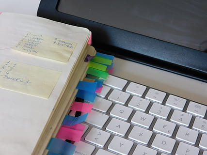 Anmerkungen, veröffentliche es, Memo, Arbeit, Hinweis, Zwischenablage, Technologie, Studio, Karte, Büro, Geschäft, Idee, Schreibtisch, Kalender, Programm, planen, Suche, Finanzen, Fortschritt, Graph, Kommunikation, Computer, drinnen, Tastatur, Computerausrüstung, keine Leute, High Angle View, Computer Tastatur, Tabelle, kabellose Technologie, Nahansicht, Laptop, Verbindung, Text, Brief, Stillleben, Papier-, Möbel, Nummer, Computerschlüssel, 4K, CC0, gemeinfrei, lizenzfrei