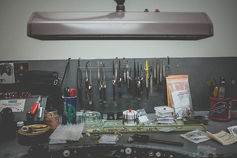 utensili, tavolo, ufficio, lavoro, in casa, attrezzatura, grande gruppo di oggetti, nessuno, strumento di lavoro, contenitore, strumento, scelta, natura morta, variazione, laboratorio, strumento a mano, cassetto, banco di lavoro, tecnologia, officina riparazioni auto, disordinato, macchinario, scatola - contenitore, box auto, 4K, CC0, dominio pubblico, privo di copyright
