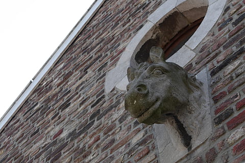 escultura, cap, cavall, arquitectura, vista d’angle baix, estructura construïda, exterior de l'edifici, paret de maó, representació, art i artesania, cap gent, maó, paret, funció de construcció de parets, estàtua, dia, creativitat, mamífer, edifici, representació humana, cel, a l'aire lliure, 4K, CC0, domini públic, lliure de regalies