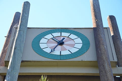 ceas, timp, ceas analogic, ora, minut, timer, minute, ore, mâini, vedere unghiulară joasă, nici o persoana, lemn - material, zi, construită, cerc, arhitectură, formă, geometrică, cer, model, în aer liber, a închide, exteriorul clădirii, natură, montare pe perete, albastru, minutar, fata de ceas, roată, 1080P, CC0, domeniu public, fără drepturi de autor