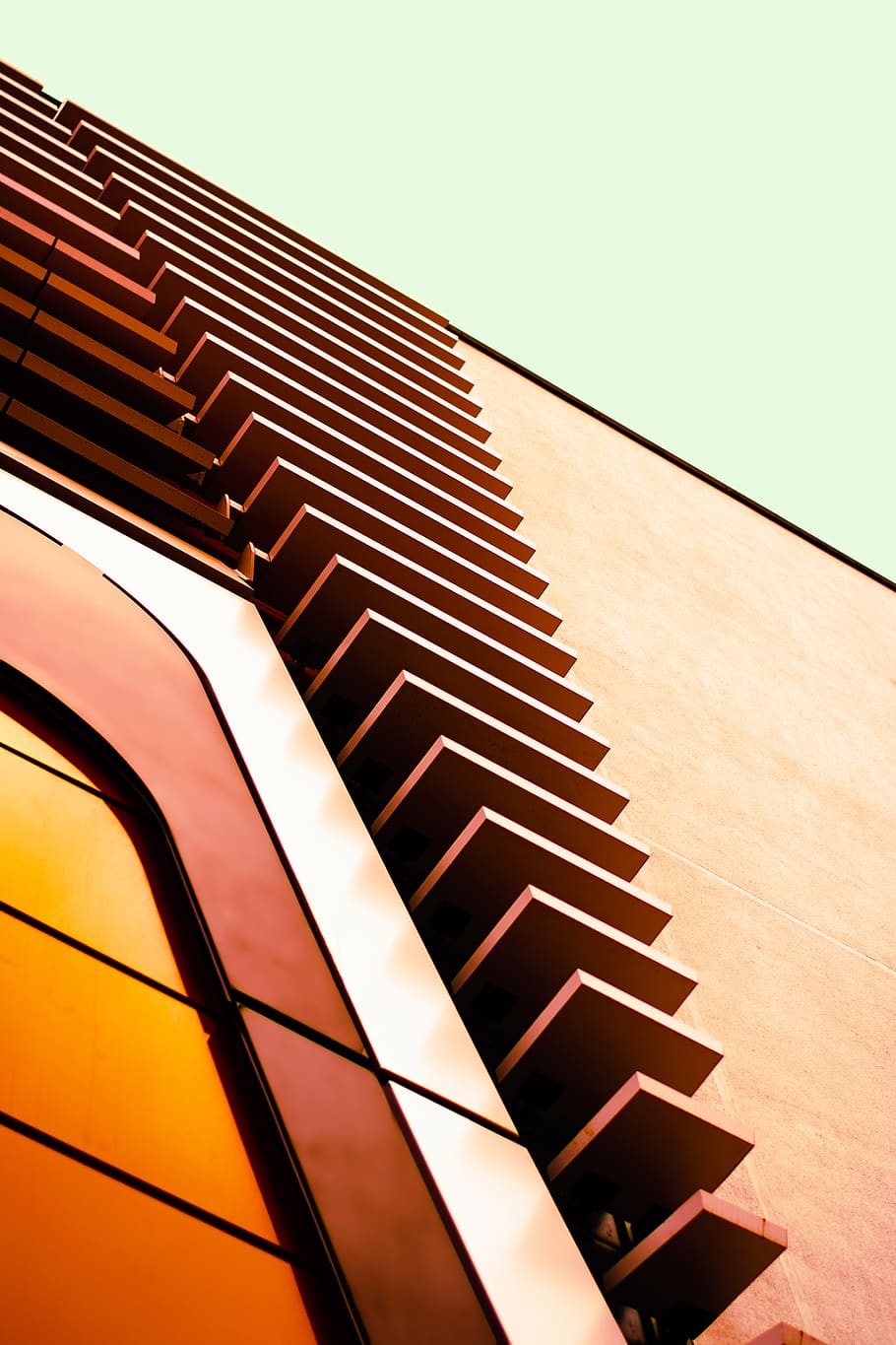 bâtiment marron, escalier, toit, la nature, en plein air, bois, sol, bâtiment, architecture, contre-plaqué, couleurs, Orange, le sable, ciel, immeuble de bureaux, lumière du soleil, Aube, ciel rouge, le coucher du soleil, crépuscule, balustrade, structure construite, modèle, personne, faible angle de vue, extérieur du bâtiment, moderne, ciel clair, journée, marches et escaliers, répétition, fermer, abstrait, extérieur d'immeuble de bureaux, 5K
