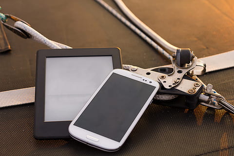 mobiltelefon, læser, meddelelse, celle, telefon, sollys, service, mobil, smartphone, kommunikere, transportabel, smart, elektronisk, digital, trådløs, opkald, teknologi, Skærm, forbindelse, røre ved, båd, sejlsport, sms, udendørs, livsstil, tablet, trådløs teknologi, bærbar informationsenhed, smart telefon, bord, ingen mennesker, touch screen, høj vinkel visning, enhed skærmen, telekommunikationsudstyr, digital tablet, indendørs, bærbarhed, stilleben, computer, udstyr, læder, 5K, CC0, offentligt domæne, royaltyfrie