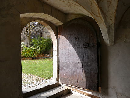contribution, objectif, Château, architecture, structure construite, cambre, personne, journée, bâtiment, plante, la nature, le passé, l'histoire, à l'intérieur, construction de murs, lumière du soleil, arbre, la fenêtre, vieux, herbe, entrée, colonne architecturale, arqué, 1080P, CC0, domaine public, libre de droits