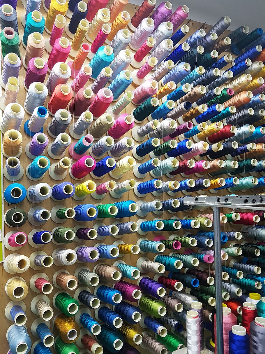 brodats, fil, multicolor, elecció, abundància, variació, gran grup d'objectes, marc complet, arranjament, cap gent, a l'interior, en fila, fons, ordre, bobina, natura morta, indústria tèxtil, col · lecció, vista d’angle alt, article de costura, venda al detall, excés, 4K