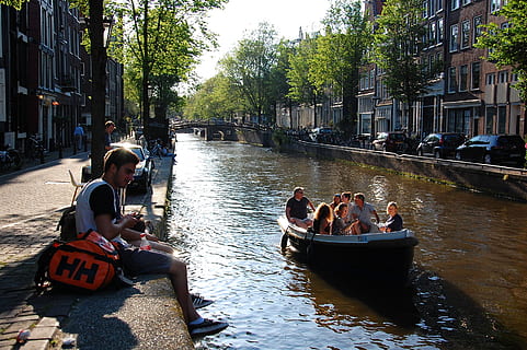 båd, fyr, flod, rigtige mennesker, arkitektur, vand, bygget struktur, gruppe af mennesker, Kvinder, bygning udvendig, herrer, fritidsaktivitet, sidder, livsstil, dag, natur, mennesker, træ, barn, plante, barndom, drenge, kanal, udendørs, 2K, CC0, offentligt domæne, royaltyfrie