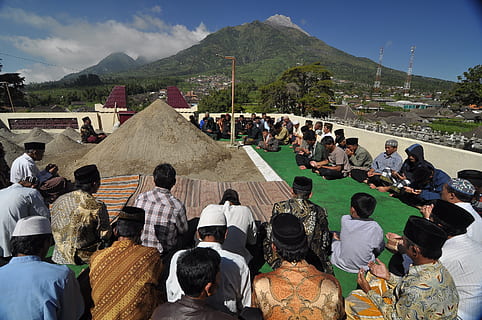 monta merapi, Semarang, uomo, Java centrale, indonesiano, folla, grande gruppo di persone, montagna, persone reali, gruppo di persone, donne, uomini, cielo, architettura, natura, stili di vita, adulto, struttura costruita, giorno, attività di svago, campo, esterno dell'edificio, terra, luce del sole, all'aperto, 2K, CC0, dominio pubblico, privo di copyright
