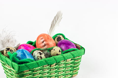 cesta, Páscoa, ovo, fundo, Comida, ovos de pascoa, isolado, cor, celebração, ninho, temporada, tradicionalmente, ninho de páscoa, caça aos ovos de páscoa, ostereier procurando, crianças, feriado, religião, cristão, pena, verde, Primavera, tradição, recipiente, multi colorido, ninguém, grupo de objetos, grupo, comida e bebida, evento de feriado, animal, tiro do estúdio, vime, dentro de casa, 5K, CC0, domínio público, royalty free