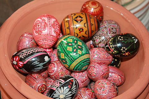 Korb, Ostern, Ostereier, Urlaub, bemalte Eier, Kunst und Handwerk, Variation, Wahl, Nahansicht, Muster, keine Leute, Kreativität, Kunst, High Angle View, mehrfarbig, Stillleben, drinnen, große gruppe von gegenständen, Fokus auf den Vordergrund, Dekoration, Container, Sammlung, Design, Blumenmuster, 4K, CC0, gemeinfrei, lizenzfrei
