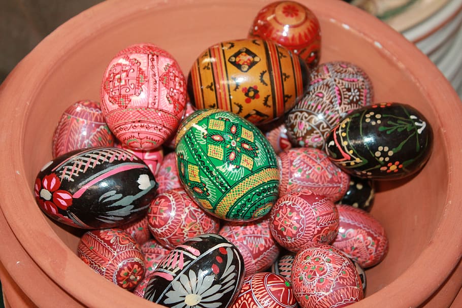 Korb, Ostern, Ostereier, Urlaub, bemalte Eier, Kunst und Handwerk, Variation, Wahl, Nahansicht, Muster, keine Leute, Kreativität, Kunst, High Angle View, mehrfarbig, Stillleben, drinnen, große gruppe von gegenständen, Fokus auf den Vordergrund, Dekoration, Container, Sammlung, Design, Blumenmuster, 4K