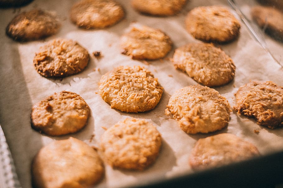 bage, kiks, småkager, form, bagning, madlavning, laver mad, bakke, mad, mad og drikke, friskhed, bagt, cookie, sødt mad, indendørs, stilleben, ingen mennesker, fristelse, selektiv fokusering, sød, dessert, overbærenhed, forberedelse, tæt på, klar til at spise, chokolade chip cookie, høj vinkel visning, bagepapir, snack, bagt konditorivarer, 5K