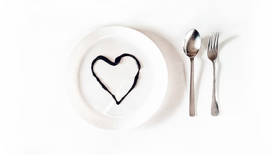 flatware, furculiţă, argintărie, tacâmuri, dragoste, ustensile de bucatarie, mănâncă ustensile, echipamente de uz casnic, direct deasupra, în interior, fundal alb, emoție pozitivă, forma de inima, farfurie, alimente, cuțitul de masă, studio shot, nici o persoana, mancare si bautura, emoţie, culoare alba, a închide, linguriţă, cadru, diete, mesaj, faianță, valentine - sărbătoare, 4K, CC0, domeniu public, fără drepturi de autor