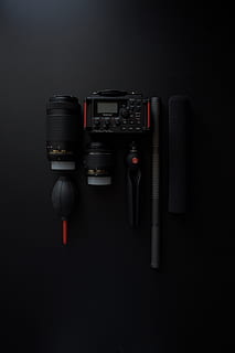 sort, dslr kamera, sæt, elektronik, kamera, pen, video kamera, stativ, lys, adapter, stereoanlæg, kop, maskine, lampe, lommelygte, tape player, højttaler, lyd højttaler, kameralinsen, kassetteafspiller, krukke, cylinder, radio, teknologi, indendørs, studio skud, mikrofon, sort farve, input enhed, sort baggrund, meddelelse, musik, ingen mennesker, kunstkultur og underholdning, tæt på, forbindelse, fravær, lydoptagelsesudstyr, stilleben, enkelt objekt, medium gruppe af objekter, scene, elektrisk udstyr, 5K, CC0, offentligt domæne, royaltyfrie
