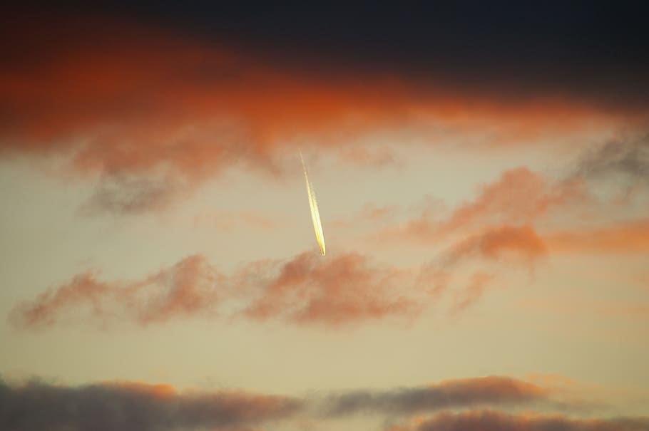 cel, contrail, posta de sol, núvols, núvol - cel, pista de vapor, escenics - natura, vista d’angle baix, bellesa a la natura, naturalesa, cap gent, transport, color taronja, vehicle aeri, a l'aire lliure, volant, espai, coet, manera de transport, avió, escena tranquil·la, majestuós, eclipsi, 2K