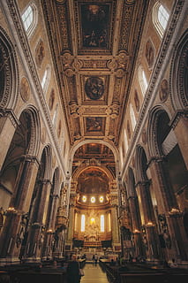 architecture, bâtiment, Humain, la personne, église, autel, à l'intérieur, abside, rayon, cathédrale, crypte, design d'intérieur, monastère, logement, pilier, colonne, décoration de maison, lin, couloir, plante, religion, structure construite, croyance, lieu de culte, spiritualité, plafond, cambre, Destinations de voyage, illuminé, faible angle de vue, personne, journée, le passé, colonne architecturale, architecture et art, mural, orné, arqué, 4K, CC0, domaine public, libre de droits