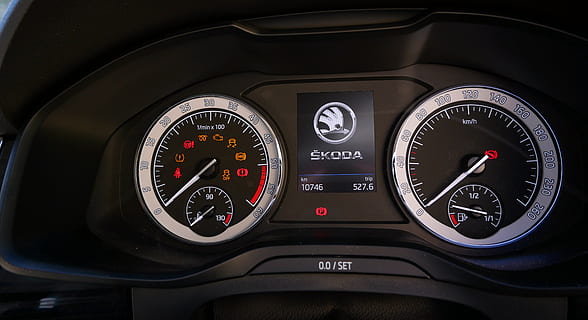panell, cotxe, velocímetre, odòmetre, marcar, control, instrument, velocitat, calibre, comptador, skoda, kodiaq, manera de transport, transport, panell de control, interior del vehicle, nombre, automòbil, primer pla, cap gent, interior del cotxe, vehicle terrestre, riquesa, luxe, a l'interior, vehicle aeri, cabina, fosc, roda, cuir, 4K, CC0, domini públic, lliure de regalies