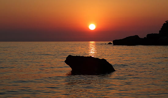 západ slunce, loutsa, moře, voda, nebe, scenics - příroda, krása v přírodě, klid, klidné scény, horizont nad vodou, Skála, rock - objekt, horizont, pevný, silueta, Příroda, idylický, slunce, nikdo, odraz, venku, 5K, CC0, veřejná doména, bez autorských práv