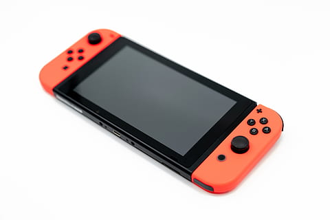 telefon, komórka, telefon komórkowy, elektronika, przełącznik Nintendo, hazard, nintendo, przełącznik, iPhone, ekran, ipod, pokaz, monitor, GPS, wyświetlacz LCD, adapter, plektron, zegarek na rękę, głośnik audio, technologia, technologia bezprzewodowa, białe tło, przenośne urządzenie informacyjne, porozumiewanie się, inteligentny telefon, kultura i rozrywka artystyczna, studio strzał, odetnij, zbliżenie, połączenie, czerwony, kopia przestrzeń, czarny kolor, wewnątrz, żadnych ludzi, okazja, sprzęt elektryczny, 5K, CC0, domena publiczna, darmowe zdjęcia