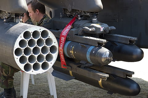 apache, helikopter, fighter, luftfartøj, industri, maskineri, dag, transportform, fly, en person, teknologi, rør - rør, metal, transportmidler, herrer, fabrik, militær, bygget struktur, rejse, arkitektur, brændstof og elproduktion, udendørs, luftfartsindustrien, 2K, CC0, offentligt domæne, royaltyfrie