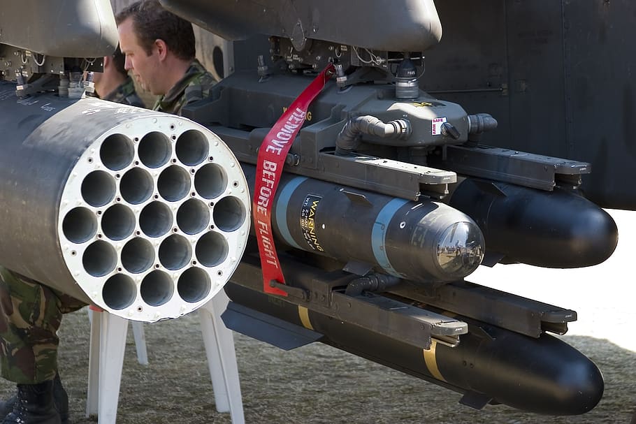 apache, helicòpter, lluitador, vehicle aeri, indústria, maquinària, dia, manera de transport, avió, una persona, tecnologia, tub de tub, metall, transport, homes, fàbrica, militar, estructura construïda, viatjar, arquitectura, generació de combustible i energia, a l'aire lliure, indústria aeroespacial, 2K