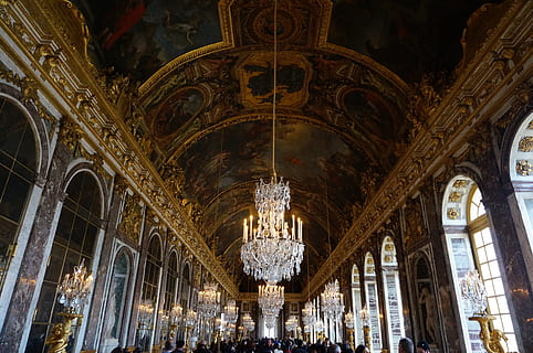 Parigi, Versailles, galleria di specchi, architettura, struttura costruita, soffitto, illuminato, attrezzatura per l'illuminazione, in casa, lampadario, Inquadratura dal basso, costruzione, destinazioni di viaggio, gruppo di persone, persone accessorie, turismo, arco, spiritualità, viaggio, religione, credenza, luogo di culto, colonna architettonica, ornato, lusso, 4K, CC0, dominio pubblico, privo di copyright