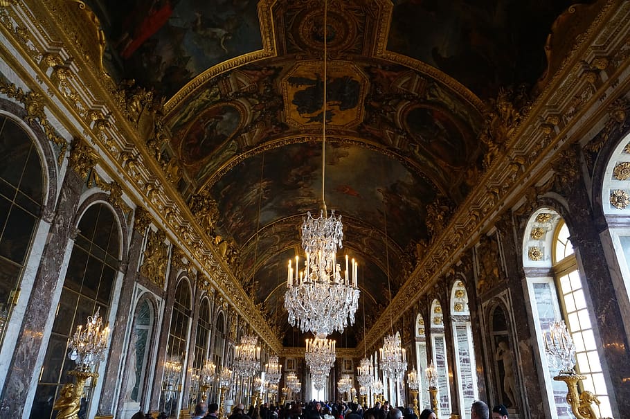 paris, versalles, galeria de mirall, arquitectura, estructura construïda, sostre, il·luminat, equips d’il·luminació, a l'interior, aranya, vista d’angle baix, edifici, destinacions de viatge, grup de persones, persones incidentals, turisme, arc, espiritualitat, viatjar, religió, creença, lloc de culte, columna arquitectònica, ornamentat, luxe, 4K