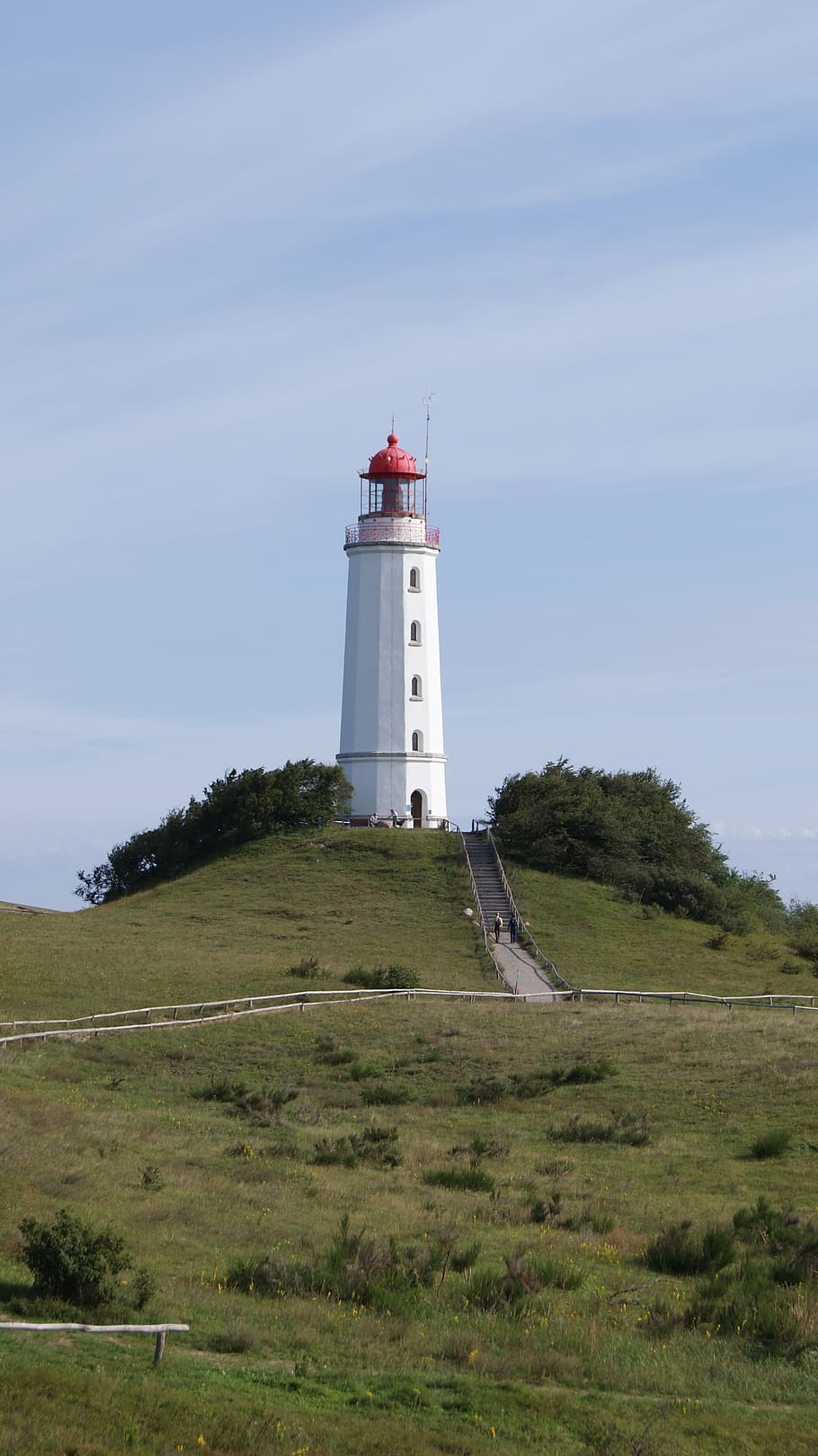 far, hiddensee, estiu, orientació, arquitectura, estructura construïda, torre, exterior de l'edifici, planta, cel, seguretat, direcció, protecció, edifici, terra, naturalesa, dia, herba, cap gent, camp, arbre, a l'aire lliure, 4K