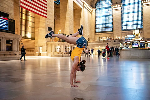 home que fa truc, persona, humà, sòls, EUA, pis, estació central gran, nova York, gimnàstica, pose de ball, activitats de lleure, dona, poder, groc, força, mà de mà, newyork, fusta, esports, esport, acrobàtic, arquitectura, estructura construïda, estils de vida, persones reals, grup de persones, ciutat, activitat d'oci, multitud, dones, gent, homes, adult, persones incidentals, longitud completa, moviment, estil de vida saludable, ballant, vida de ciutat, 2K, CC0, domini públic, lliure de regalies