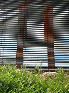 persienner, vindue, facade, plante, arkitektur, lukker, lukket, bygning, bygget struktur, bygning udvendig, ingen mennesker, dag, jern, metal, græs, udendørs, grøn farve, bølgebryder, natur, murbygningsfunktion, vækst, bølgepap, garage, legering, 4K, CC0, offentligt domæne, royaltyfrie